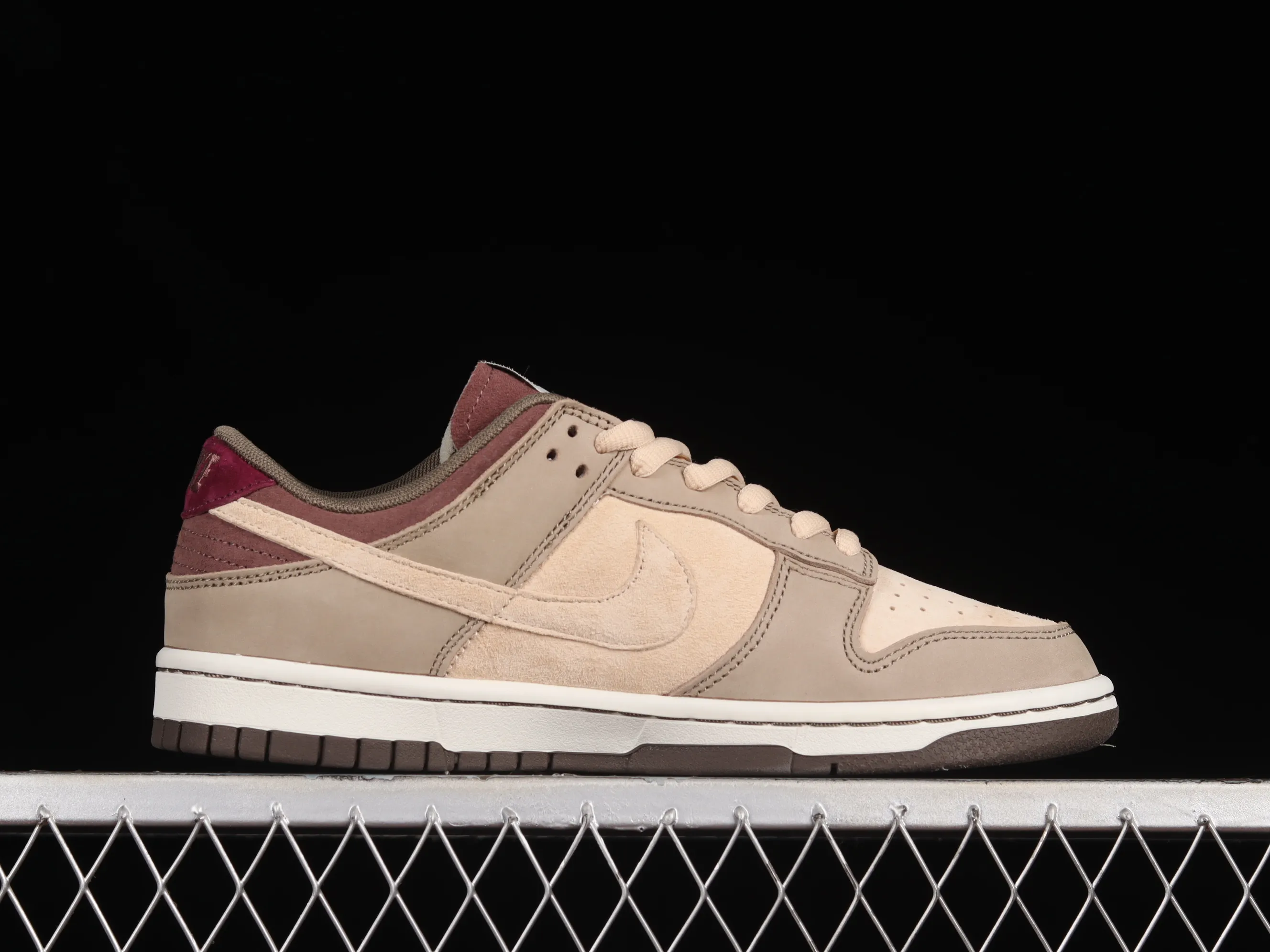 All Categories Nk SB Dunk Series Nk SB Dunk Low Low-top sneakers Otomo Katsuhiro x Nk SB Dunk Low "Steamboy OST" Creative customization collaboration Otomo Katsuhiro joint SB low-top sports and leisure sneakers LF0039-030